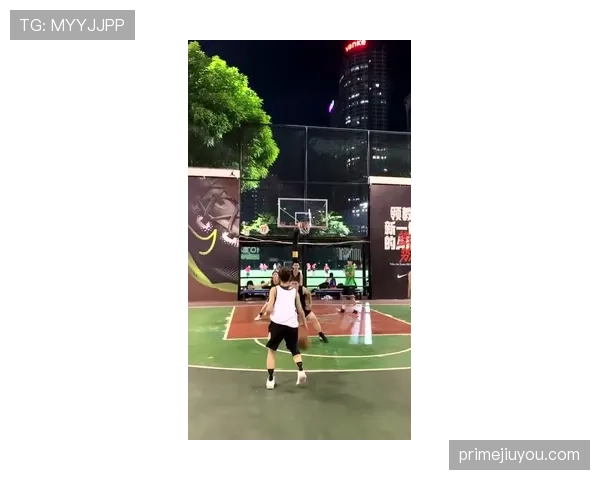 全红婵领奖台上像冷面女神，下了台街角买小吃那张图又像隔壁班学霸