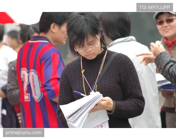 天气中断比赛后，裁判如何决定是否重赛或延续？