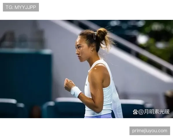 郑钦文训练间偶尔放飞自我，这状态也太不像运动员了吧？